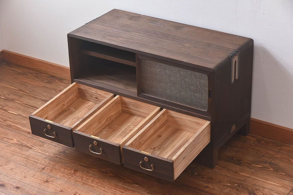 アンティーク家具　人気のダイヤガラス入り!桐材の質感が味わい深い、脚付きローボード(サイドボード、ローチェスト)