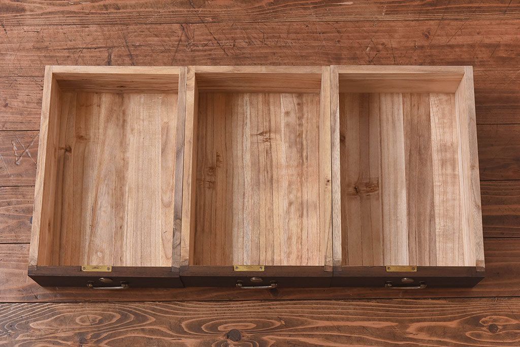 アンティーク家具　人気のダイヤガラス入り!桐材の質感が味わい深い、脚付きローボード(サイドボード、ローチェスト)