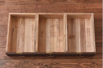 アンティーク家具　人気のダイヤガラス入り!桐材の質感が味わい深い、脚付きローボード(サイドボード、ローチェスト)