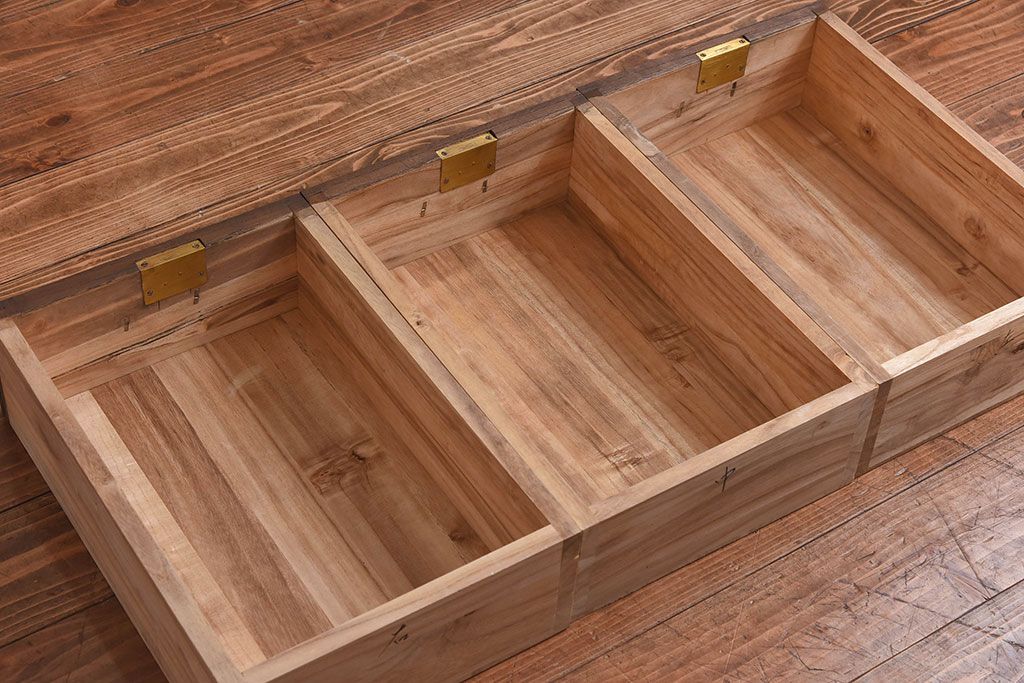 アンティーク家具　人気のダイヤガラス入り!桐材の質感が味わい深い、脚付きローボード(サイドボード、ローチェスト)