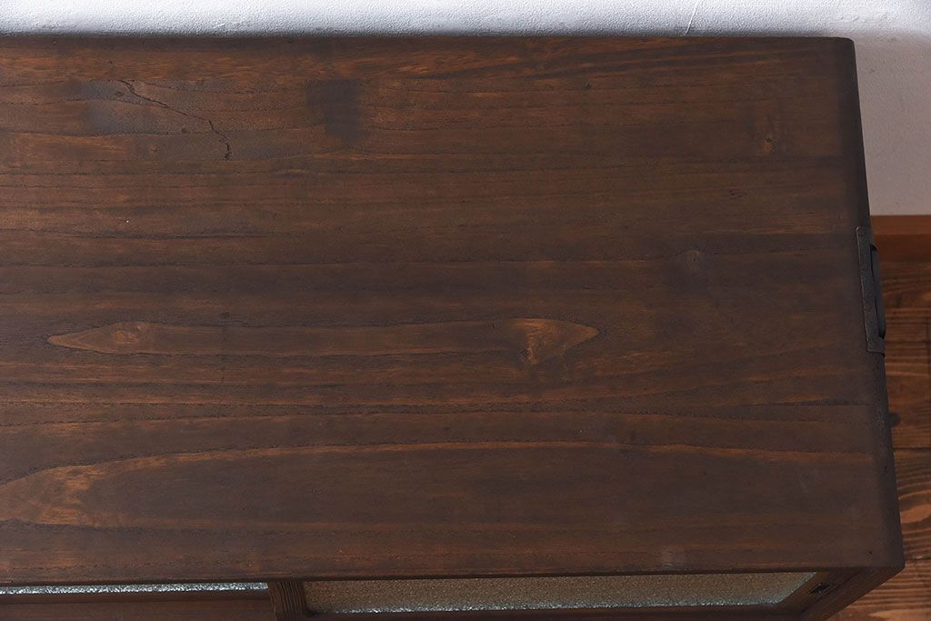 アンティーク家具　人気のダイヤガラス入り!桐材の質感が味わい深い、脚付きローボード(サイドボード、ローチェスト)