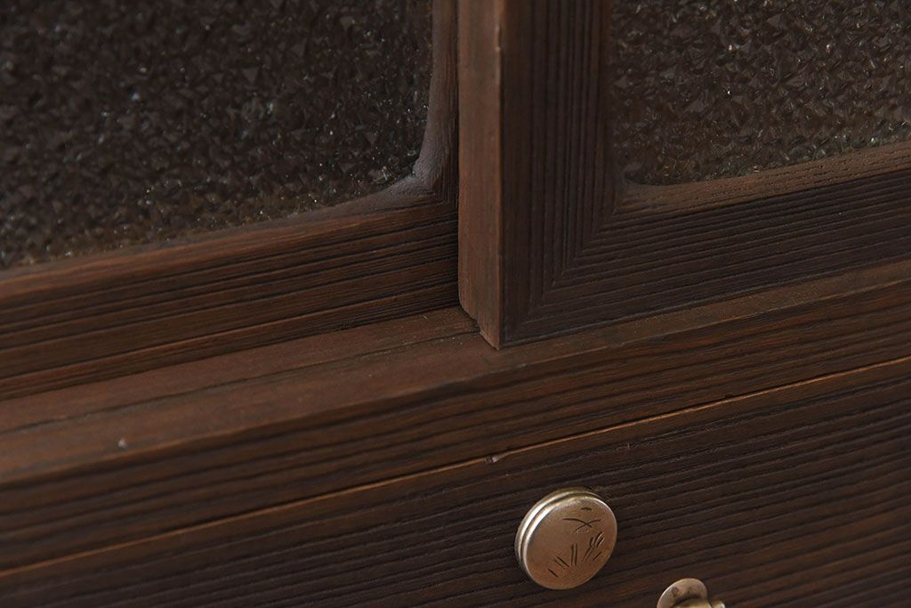 アンティーク家具　人気のダイヤガラス入り!桐材の質感が味わい深い、脚付きローボード(サイドボード、ローチェスト)