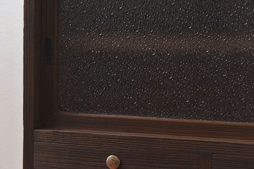 アンティーク家具　人気のダイヤガラス入り!桐材の質感が味わい深い、脚付きローボード(サイドボード、ローチェスト)