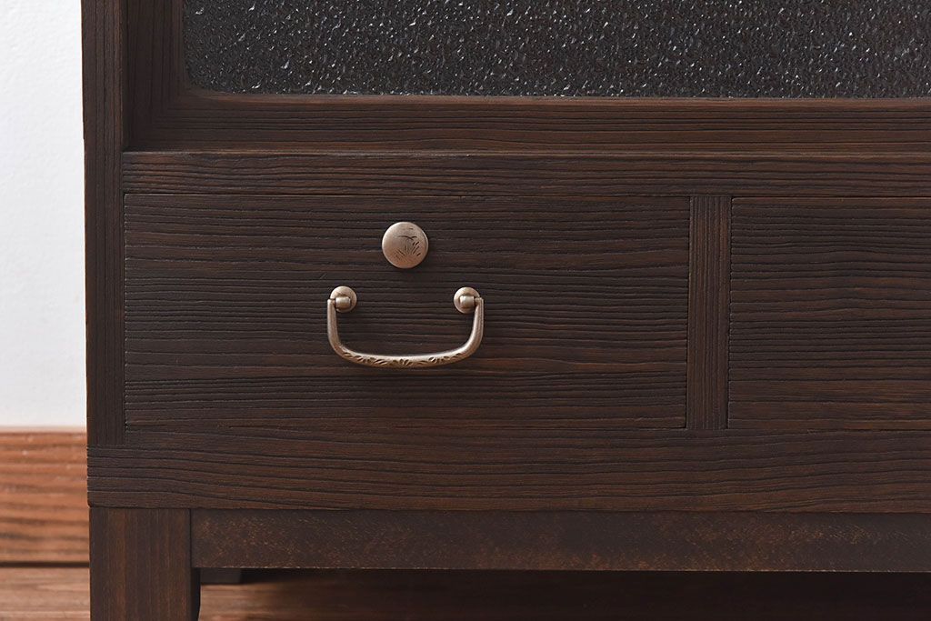 アンティーク家具　人気のダイヤガラス入り!桐材の質感が味わい深い、脚付きローボード(サイドボード、ローチェスト)