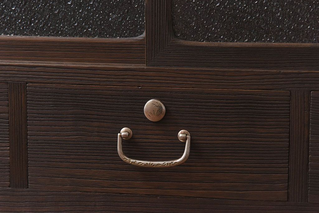 アンティーク家具　人気のダイヤガラス入り!桐材の質感が味わい深い、脚付きローボード(サイドボード、ローチェスト)