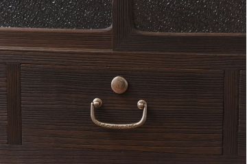 アンティーク家具　人気のダイヤガラス入り!桐材の質感が味わい深い、脚付きローボード(サイドボード、ローチェスト)