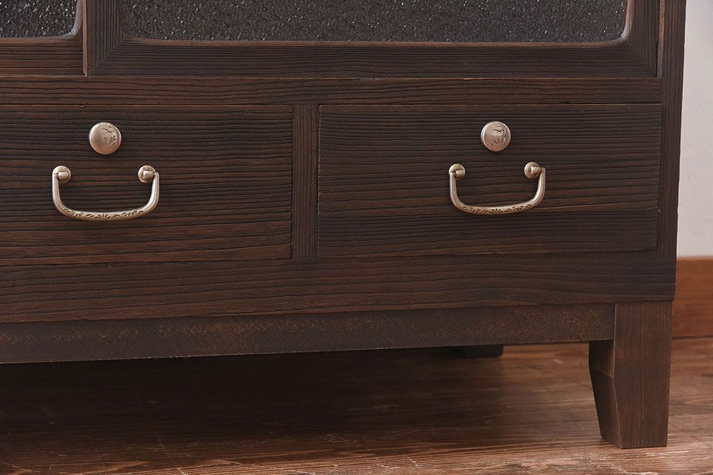 アンティーク家具　人気のダイヤガラス入り!桐材の質感が味わい深い、脚付きローボード(サイドボード、ローチェスト)