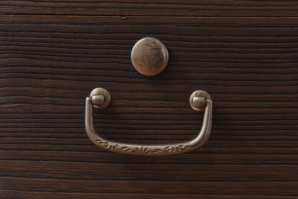 アンティーク家具　人気のダイヤガラス入り!桐材の質感が味わい深い、脚付きローボード(サイドボード、ローチェスト)