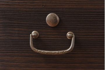 アンティーク家具　人気のダイヤガラス入り!桐材の質感が味わい深い、脚付きローボード(サイドボード、ローチェスト)