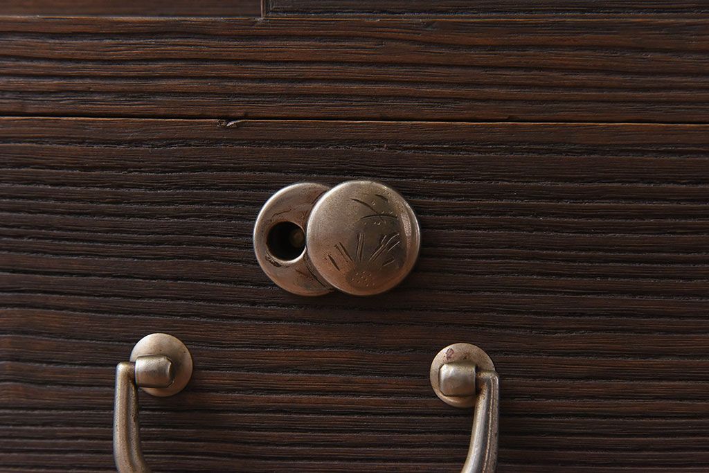 アンティーク家具　人気のダイヤガラス入り!桐材の質感が味わい深い、脚付きローボード(サイドボード、ローチェスト)