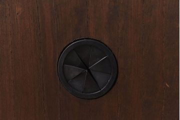 アンティーク家具　人気のダイヤガラス入り!桐材の質感が味わい深い、脚付きローボード(サイドボード、ローチェスト)