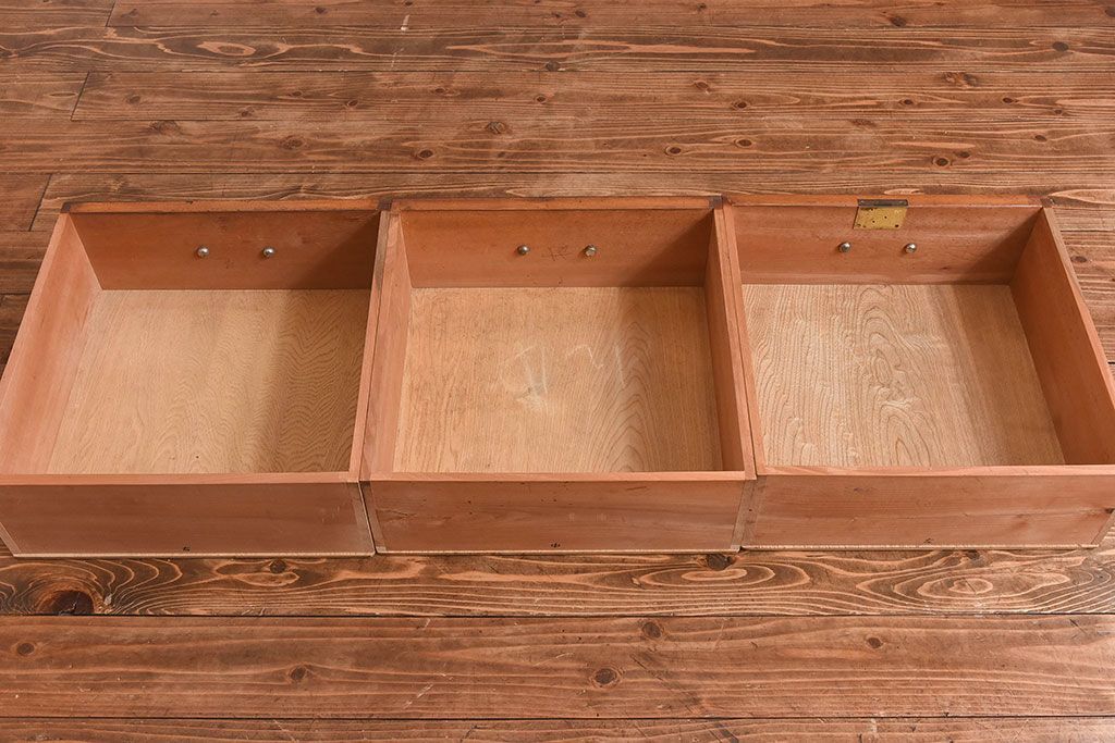 レトロ家具　昭和レトロ　ナラ材使用の味わいのある上質なカップボード(重ね食器棚、戸棚)