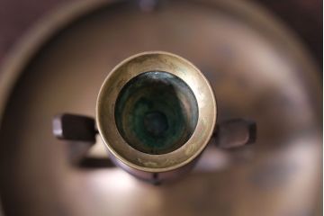 アンティーク雑貨　ビンテージ　古い質感が味わい深い真鍮製の燭台(ろうそく立て)(1)