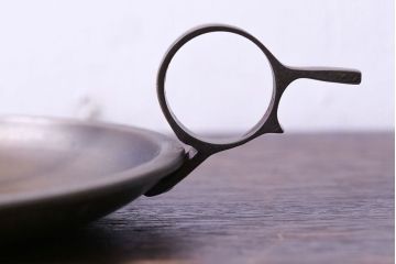 アンティーク雑貨　ビンテージ　古い質感が味わい深い真鍮製の燭台(ろうそく立て)(1)