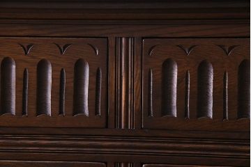 中古　輸入イギリス家具　手彫りの意匠が魅力的なサイドボード(キャビネット)