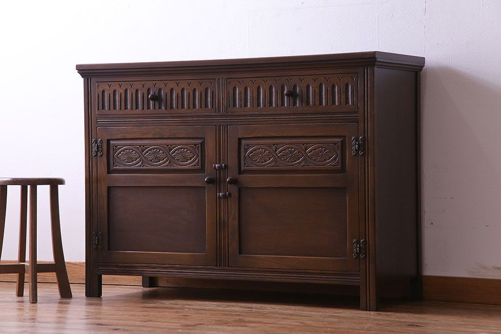 中古　輸入イギリス家具　手彫りの意匠が魅力的なサイドボード(キャビネット)