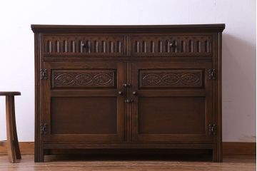 中古　輸入イギリス家具　手彫りの意匠が魅力的なサイドボード(キャビネット)