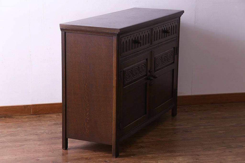 中古　輸入イギリス家具　手彫りの意匠が魅力的なサイドボード(キャビネット)