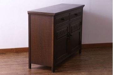 中古　輸入イギリス家具　手彫りの意匠が魅力的なサイドボード(キャビネット)