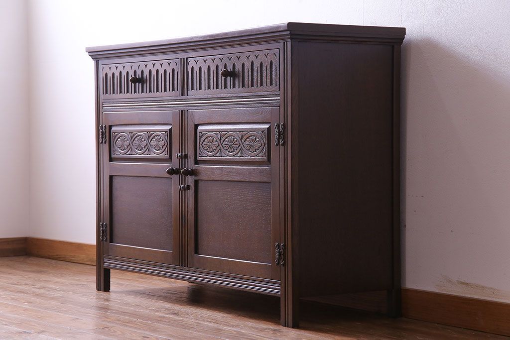 中古　輸入イギリス家具　手彫りの意匠が魅力的なサイドボード(キャビネット)