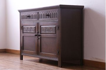 中古　輸入イギリス家具　手彫りの意匠が魅力的なサイドボード(キャビネット)