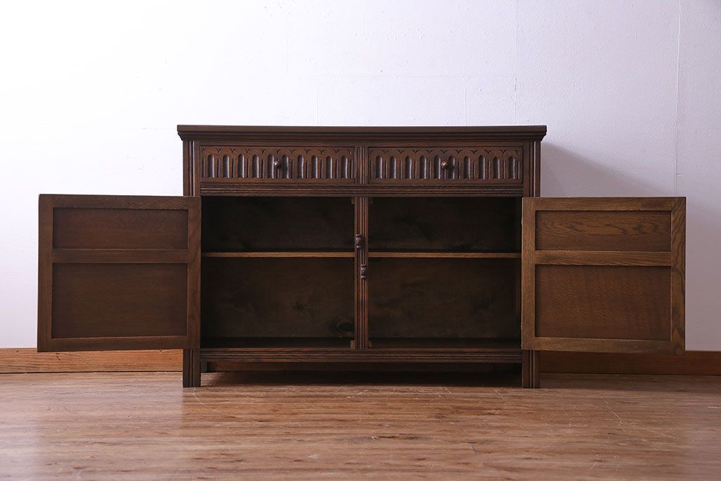 中古　輸入イギリス家具　手彫りの意匠が魅力的なサイドボード(キャビネット)