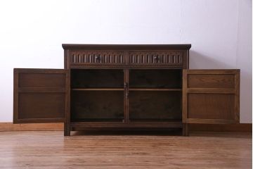 中古　輸入イギリス家具　手彫りの意匠が魅力的なサイドボード(キャビネット)