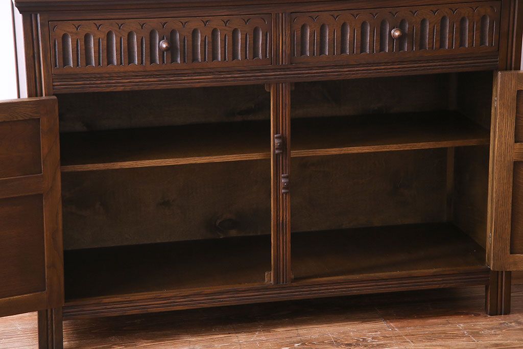 中古　輸入イギリス家具　手彫りの意匠が魅力的なサイドボード(キャビネット)