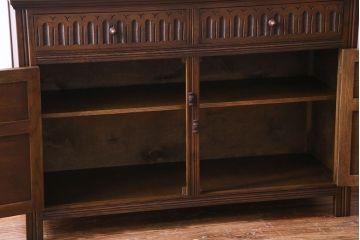 中古　輸入イギリス家具　手彫りの意匠が魅力的なサイドボード(キャビネット)