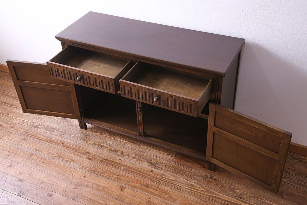 中古　輸入イギリス家具　手彫りの意匠が魅力的なサイドボード(キャビネット)