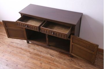 中古　輸入イギリス家具　手彫りの意匠が魅力的なサイドボード(キャビネット)