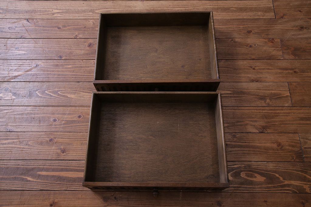 中古　輸入イギリス家具　手彫りの意匠が魅力的なサイドボード(キャビネット)