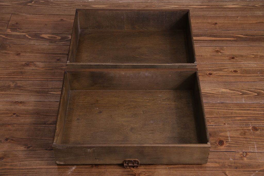 中古　輸入イギリス家具　手彫りの意匠が魅力的なサイドボード(キャビネット)