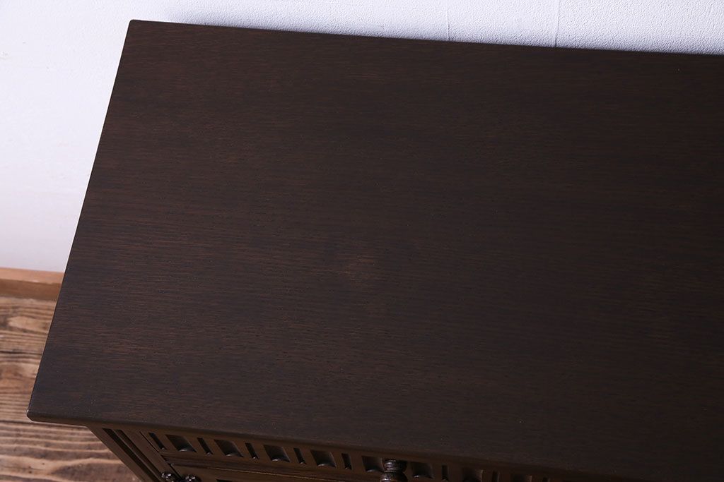 中古　輸入イギリス家具　手彫りの意匠が魅力的なサイドボード(キャビネット)