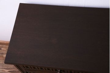 中古　輸入イギリス家具　手彫りの意匠が魅力的なサイドボード(キャビネット)