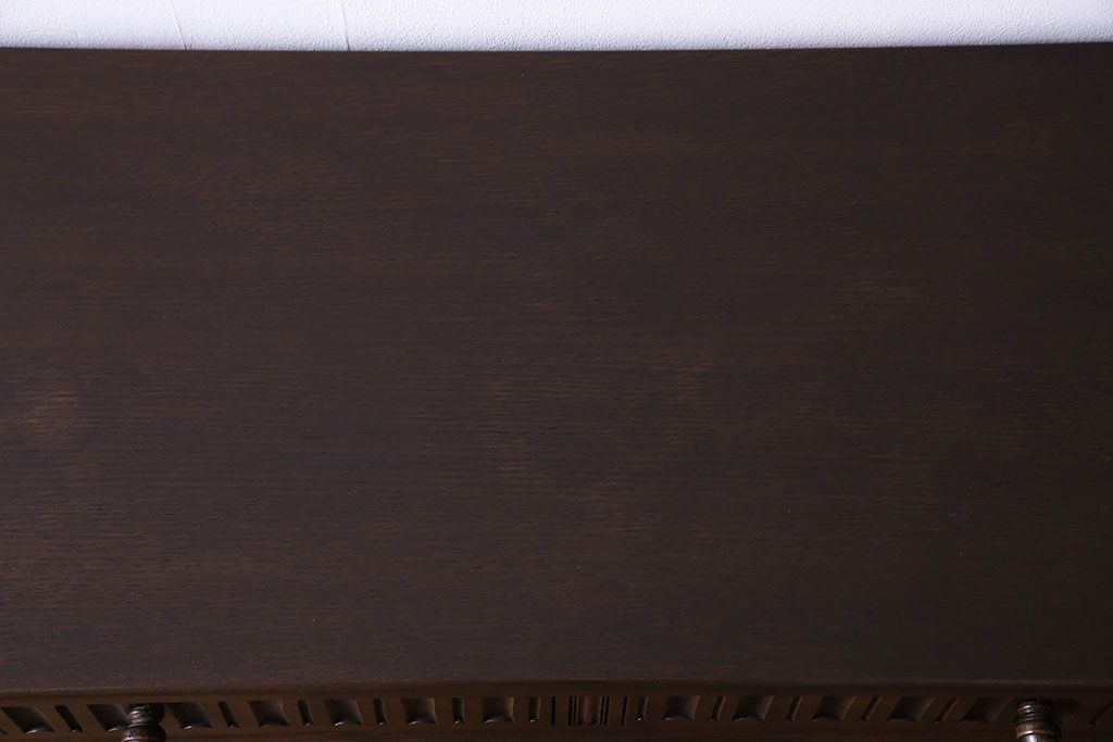 中古　輸入イギリス家具　手彫りの意匠が魅力的なサイドボード(キャビネット)