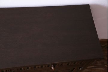 中古　輸入イギリス家具　手彫りの意匠が魅力的なサイドボード(キャビネット)