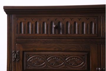 中古　輸入イギリス家具　手彫りの意匠が魅力的なサイドボード(キャビネット)
