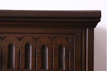 中古　輸入イギリス家具　手彫りの意匠が魅力的なサイドボード(キャビネット)