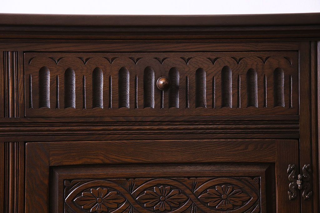 中古　輸入イギリス家具　手彫りの意匠が魅力的なサイドボード(キャビネット)