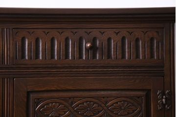 中古　輸入イギリス家具　手彫りの意匠が魅力的なサイドボード(キャビネット)