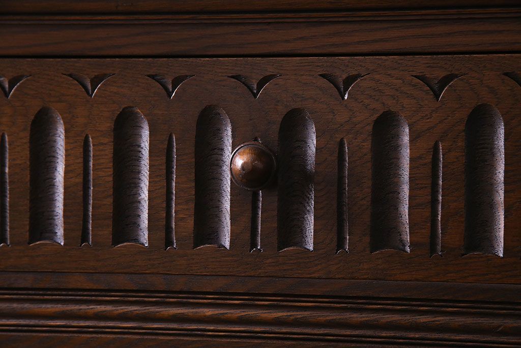 中古　輸入イギリス家具　手彫りの意匠が魅力的なサイドボード(キャビネット)