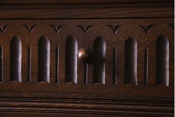 中古　輸入イギリス家具　手彫りの意匠が魅力的なサイドボード(キャビネット)