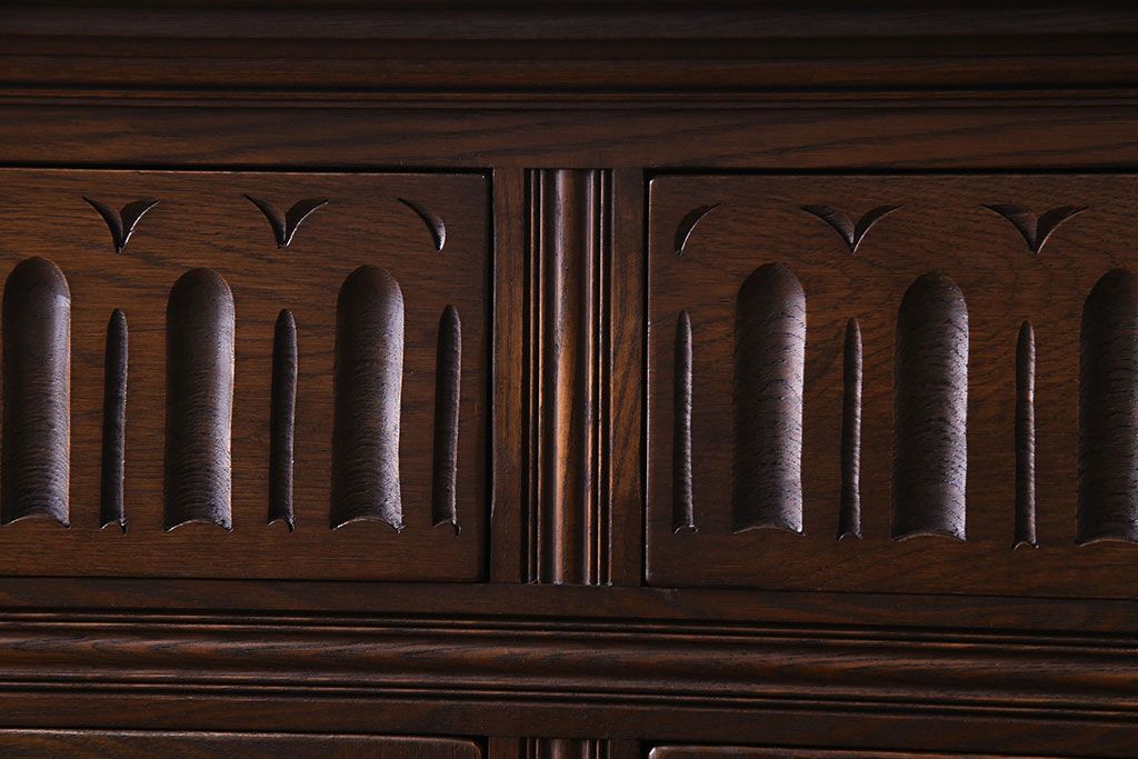 中古　輸入イギリス家具　手彫りの意匠が魅力的なサイドボード(キャビネット)