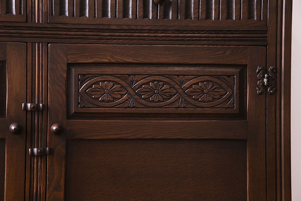 中古　輸入イギリス家具　手彫りの意匠が魅力的なサイドボード(キャビネット)