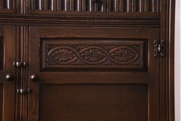 中古　輸入イギリス家具　手彫りの意匠が魅力的なサイドボード(キャビネット)