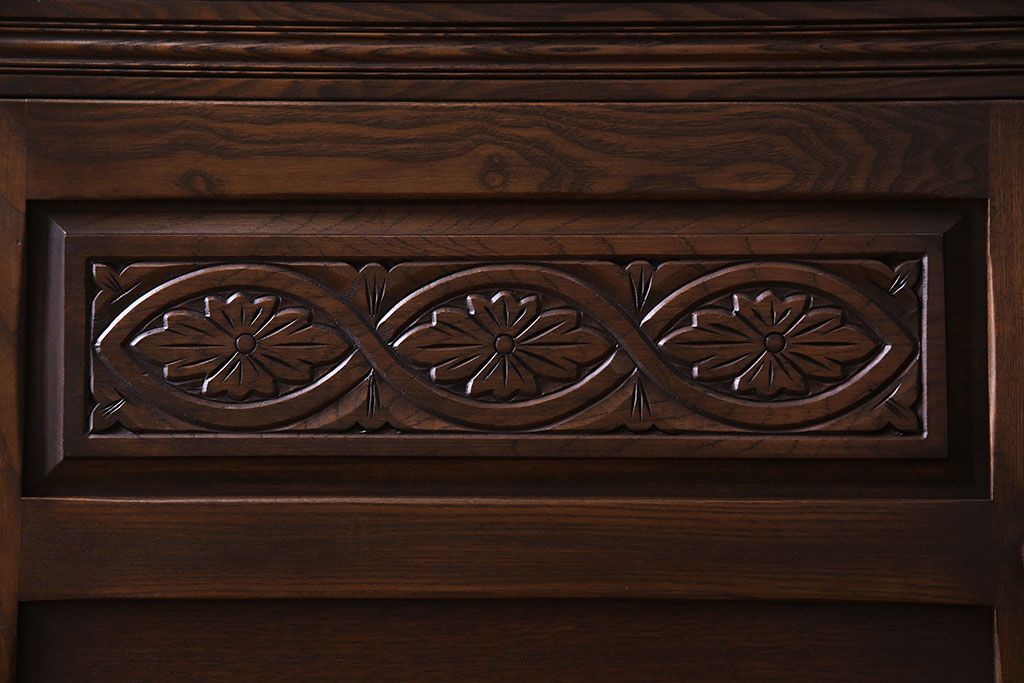 中古　輸入イギリス家具　手彫りの意匠が魅力的なサイドボード(キャビネット)