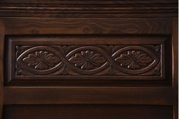 中古　輸入イギリス家具　手彫りの意匠が魅力的なサイドボード(キャビネット)