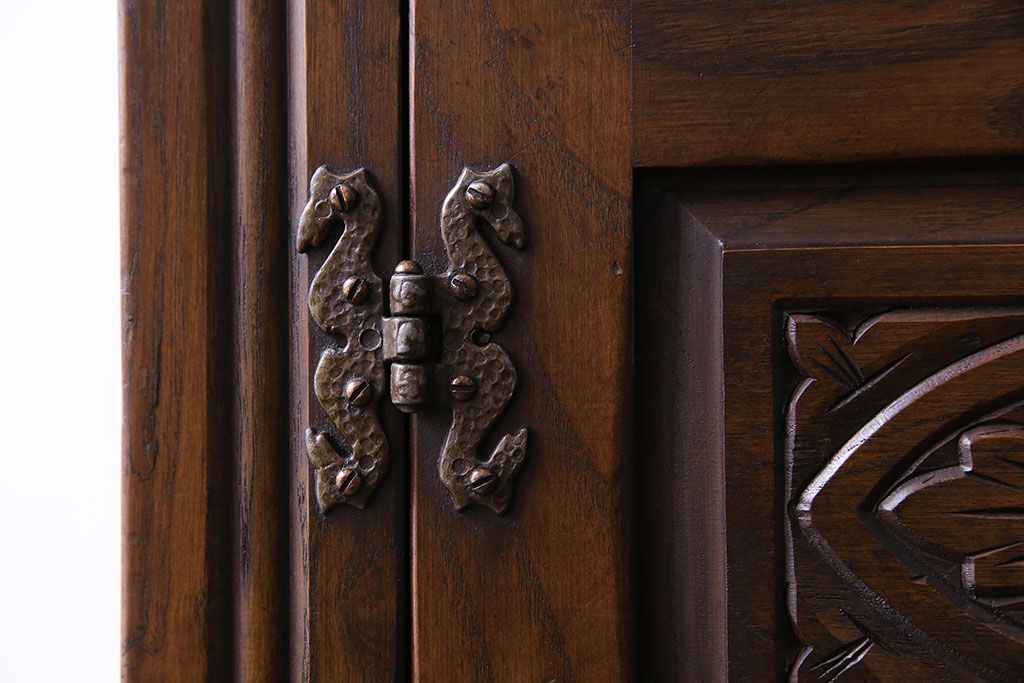 中古　輸入イギリス家具　手彫りの意匠が魅力的なサイドボード(キャビネット)