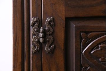 中古　輸入イギリス家具　手彫りの意匠が魅力的なサイドボード(キャビネット)